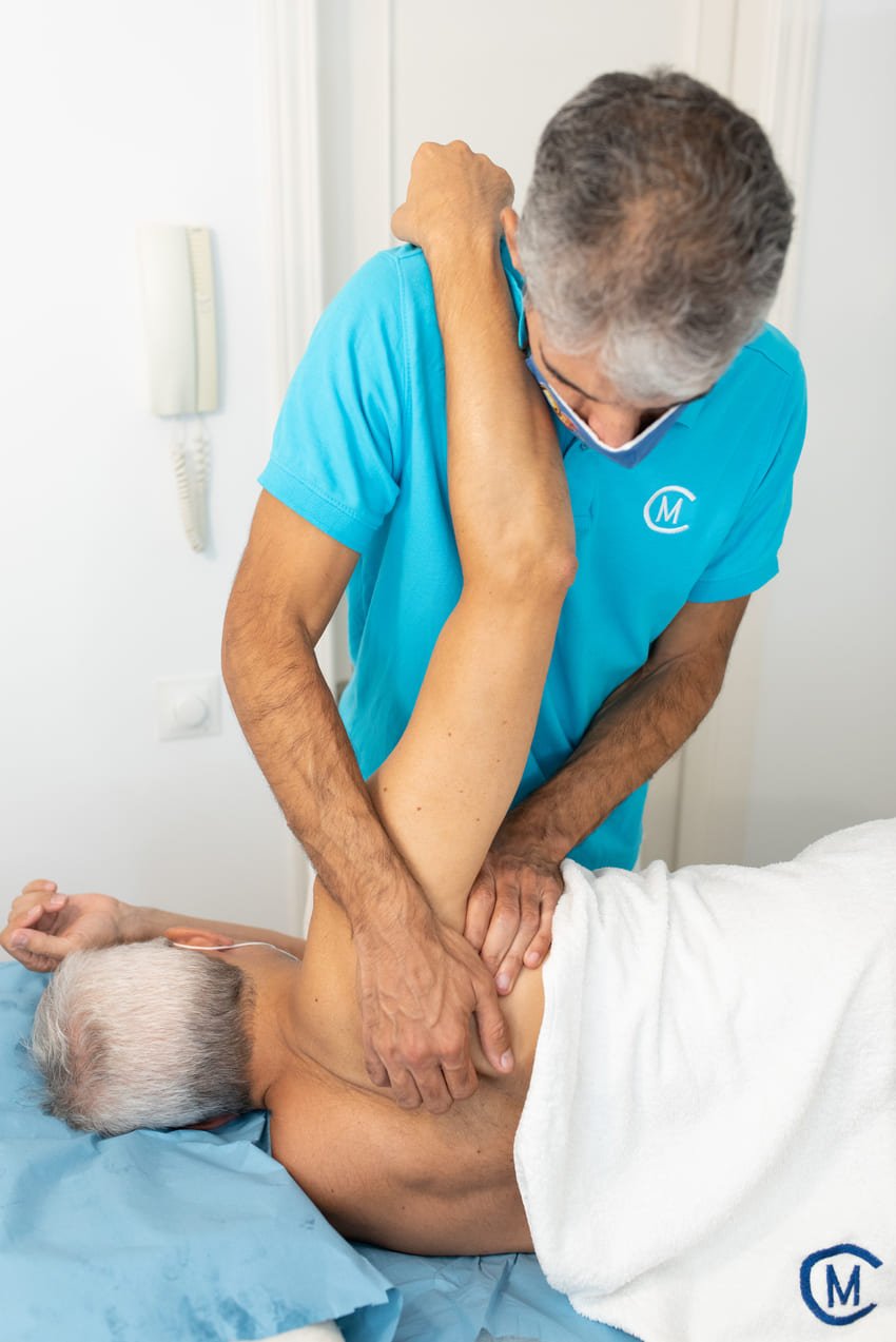 fisioterapeuta clinica milenio tratando paciente anciano fisioterapeuta clinica milenio tratando paciente anciano