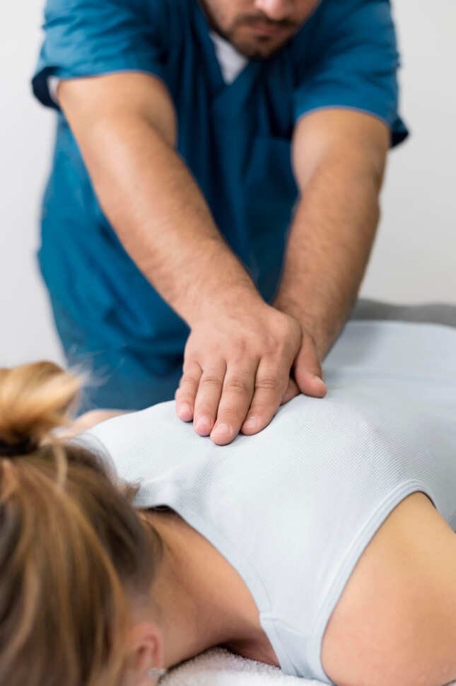 terapia manual masaje espalda fisioterapeuta