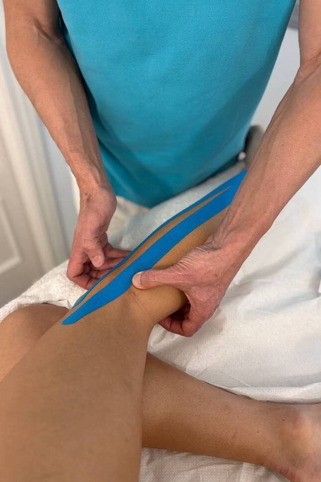 fisioterapia pierna evaluacion manual terapeuta con paciente