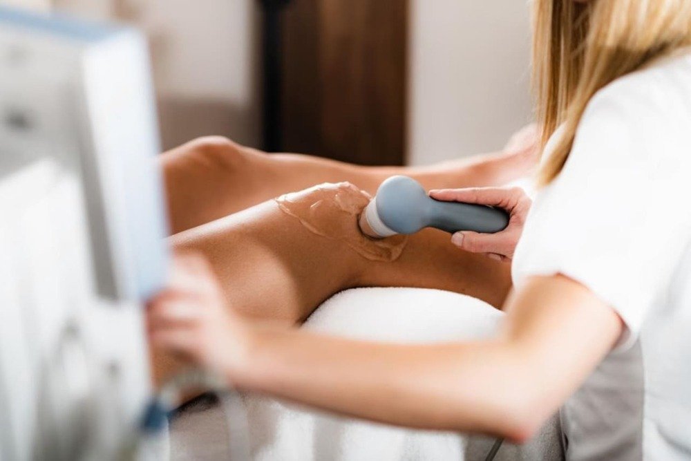 ultrasonido fisioterapia terapeuta que utiliza aplicador ultrasonido rodilla paciente