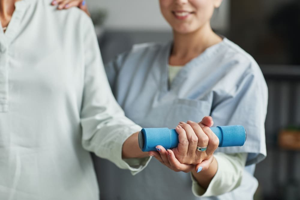 mujer mayor haciendo ejercicios fisicos primer plano