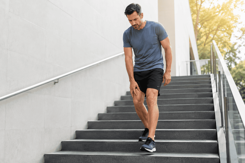 ¿Te duele la rodilla al bajar escaleras? Esto es lo que puede estar pasando